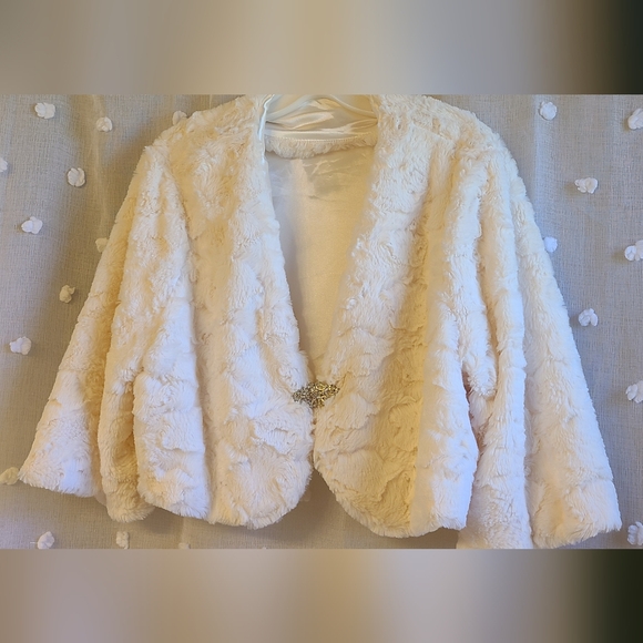 Haani bridal cream faux fur cropped capelet shawl 2XL EUC - Picture 1 of 6